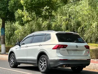 Volkswagen Tiguan L 2017 330TSI Automatic Two-Drive Deluxe Edition interior photo 16 Volkswagen Tiguan L 2017 330TSI Automatic Two-Drive Deluxe Edition interior photo 16
