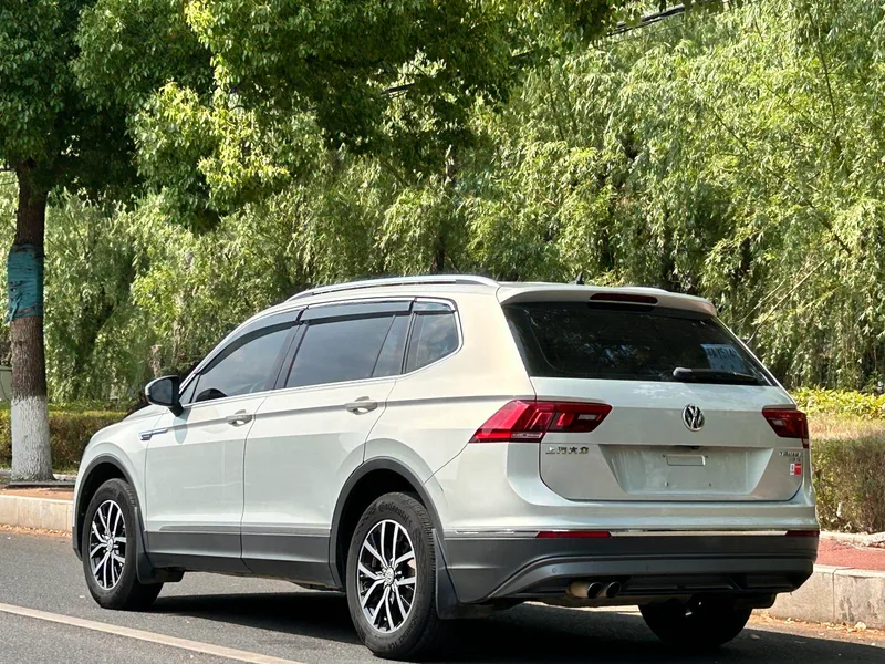Volkswagen Tiguan L 2017 330TSI Automatic Two-Drive Deluxe Edition interior photo 16 Volkswagen Tiguan L 2017 330TSI Automatic Two-Drive Deluxe Edition interior photo 16