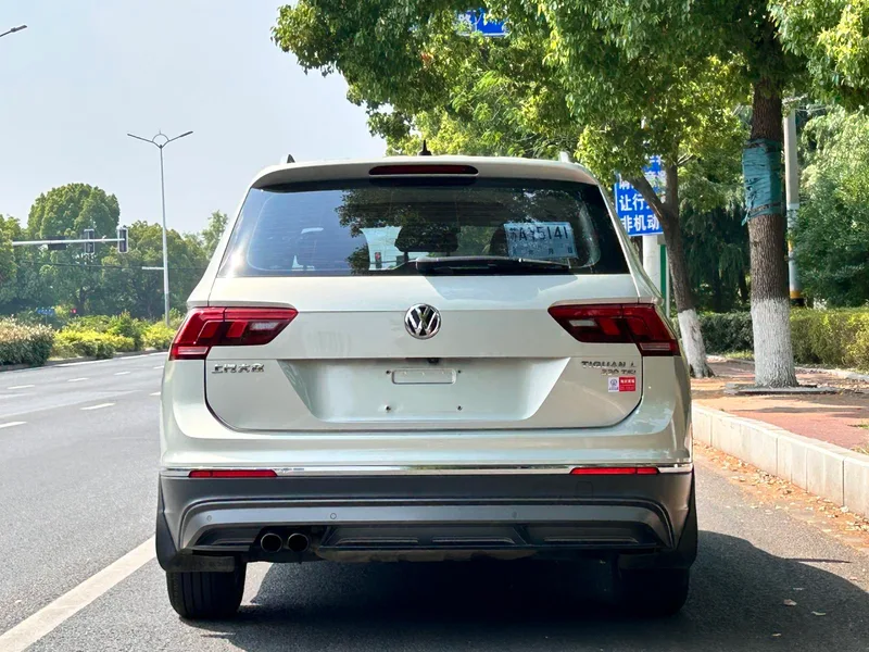 Volkswagen Tiguan L 2017 330TSI Automatic Two-Drive Deluxe Edition interior photo 17 Volkswagen Tiguan L 2017 330TSI Automatic Two-Drive Deluxe Edition interior photo 17
