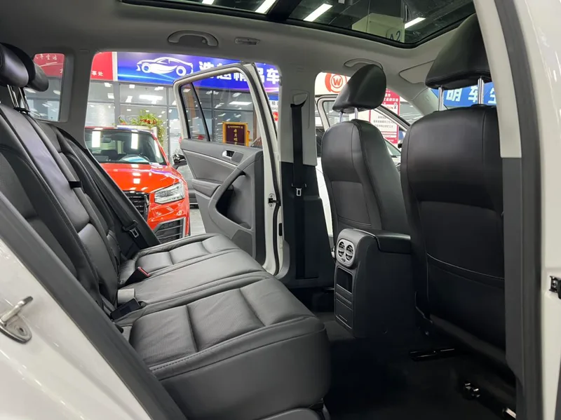 Volkswagen Tiguan 2015 1.8TSI Version confort automatique à deux roues motrices intérieur photo 9 Volkswagen Tiguan 2015 1.8TSI Version confort automatique à deux roues motrices intérieur photo 9