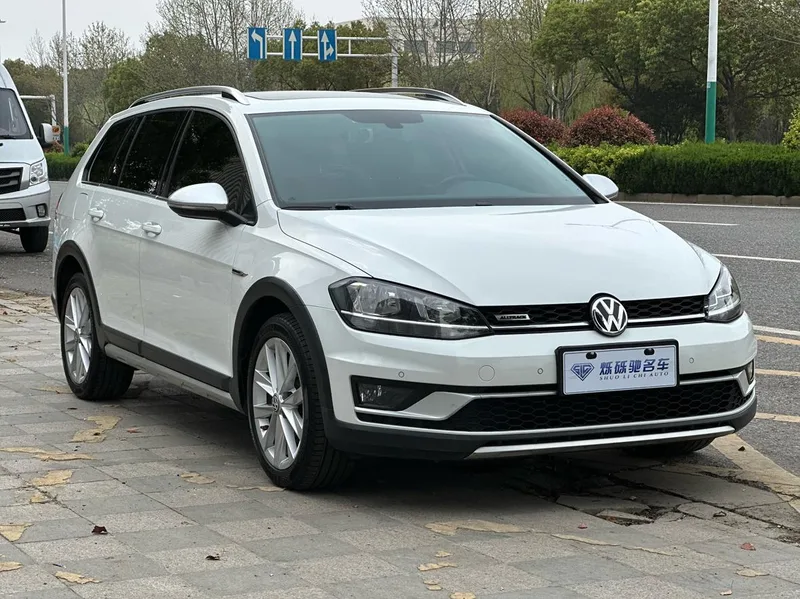 Volkswagen Golf 2019 1.8TSI Travel version exterior photo 3 Volkswagen Golf 2019 1.8TSI Travel version exterior photo 3