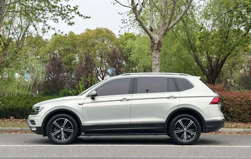 Volkswagen Tiguan L 2017 380TSI Automatic four-wheel drive deluxe edition exterior photo 4 Volkswagen Tiguan L 2017 380TSI Automatic four-wheel drive deluxe edition exterior photo 4