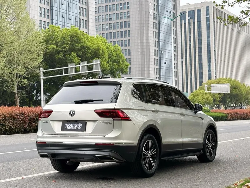 Volkswagen Tiguan L 2017 380TSI Automatic four-wheel drive deluxe edition exterior photo 6 Volkswagen Tiguan L 2017 380TSI Automatic four-wheel drive deluxe edition exterior photo 6