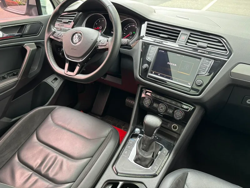 Volkswagen Tiguan L 2017 380TSI Automatic four-wheel drive deluxe edition interior photo 11 Volkswagen Tiguan L 2017 380TSI Automatic four-wheel drive deluxe edition interior photo 11