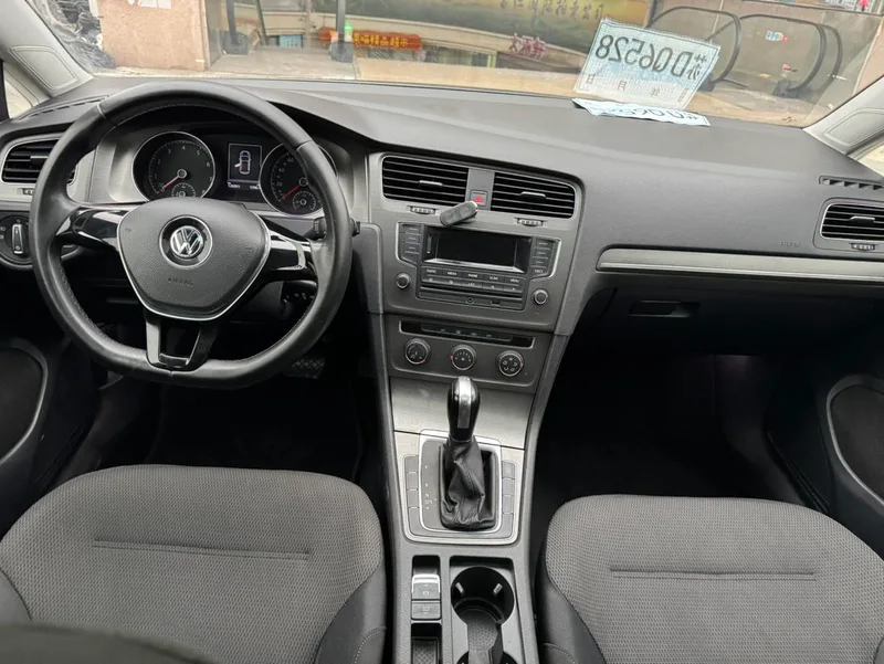 Volkswagen Golf 2015 1.4TSI Type confort automatique intérieur photo 9 Volkswagen Golf 2015 1.4TSI Type confort automatique intérieur photo 9