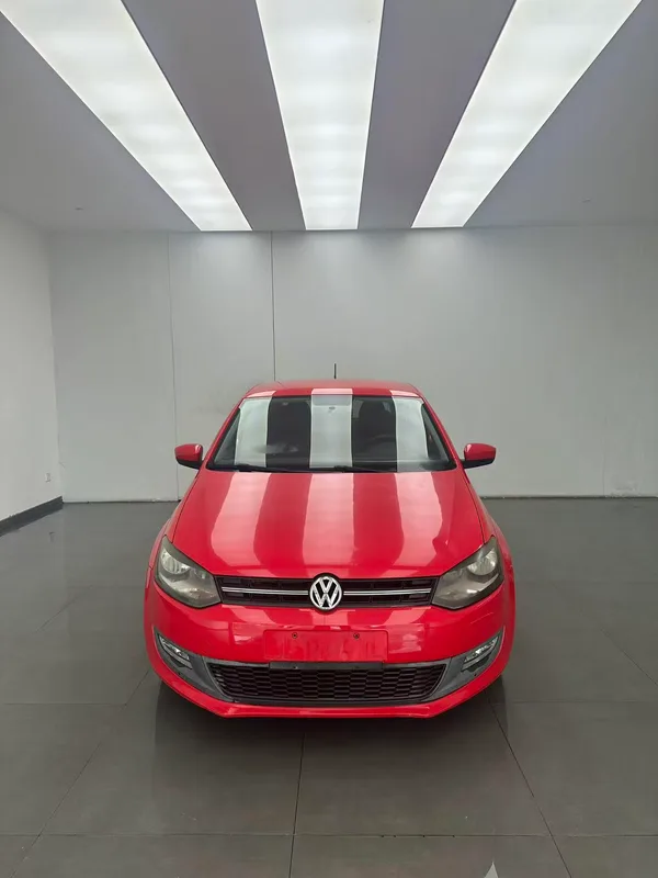 Volkswagen Polo 2013 1.4L Version confort automatique extérieur photo 2 Volkswagen Polo 2013 1.4L Version confort automatique extérieur photo 2