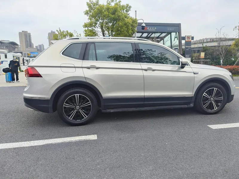 Volkswagen Tiguan L 2018 380TSI Automatic four-wheel drive deluxe edition exterior photo 5 Volkswagen Tiguan L 2018 380TSI Automatic four-wheel drive deluxe edition exterior photo 5