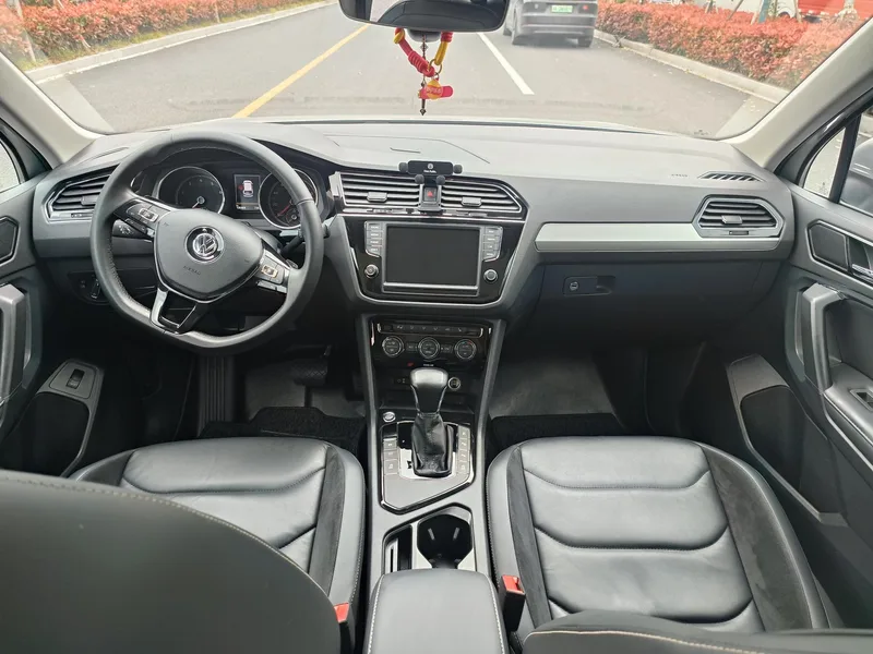 Volkswagen Tiguan L 2018 380TSI Automatic four-wheel drive deluxe edition interior photo 7 Volkswagen Tiguan L 2018 380TSI Automatic four-wheel drive deluxe edition interior photo 7