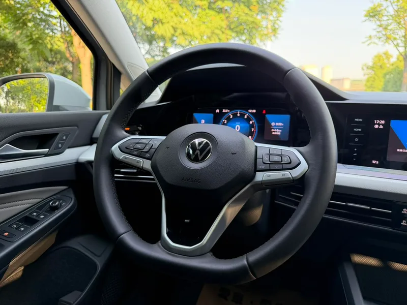 Volkswagen Golf 2023 Restyling 280TSI DSG Pro interior photo 15 Volkswagen Golf 2023 Restyling 280TSI DSG Pro interior photo 15