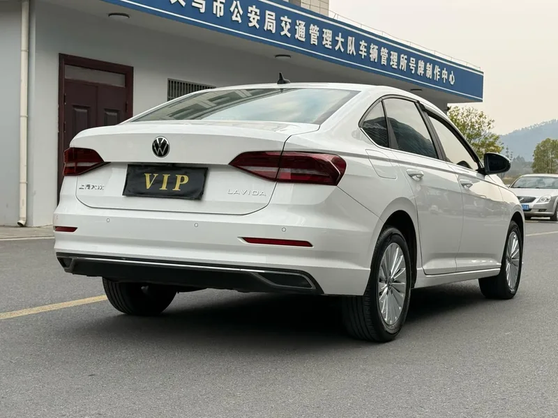 Volkswagen Lavida 2021 1.5L Version confort automatique extérieur photo 4 Volkswagen Lavida 2021 1.5L Version confort automatique extérieur photo 4