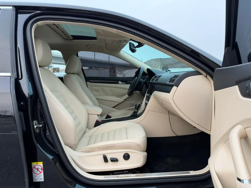 Volkswagen Passat 2014 1.8TSI DSG Your Excellency's Edition interior photo 16 Volkswagen Passat 2014 1.8TSI DSG Your Excellency's Edition interior photo 16