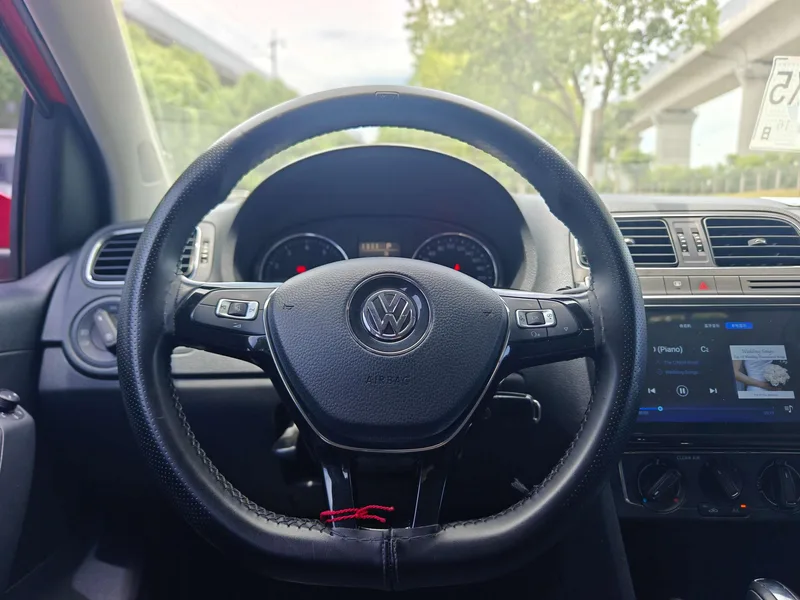 Volkswagen Polo 2016 1.6L Automatic Comfort Type interior photo 15 Volkswagen Polo 2016 1.6L Automatic Comfort Type interior photo 15