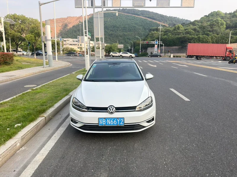 Volkswagen Golf 2018 230TSI Automatic Comfort Type exterior photo 2 Volkswagen Golf 2018 230TSI Automatic Comfort Type exterior photo 2