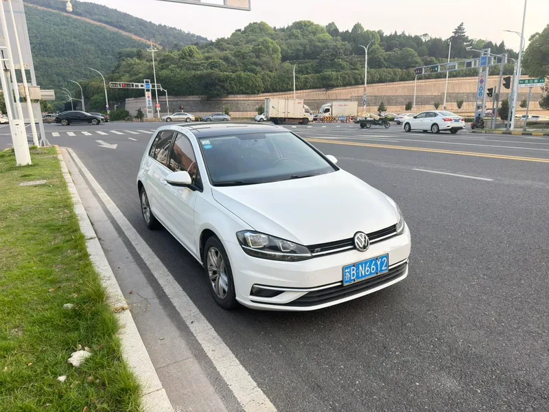 Volkswagen Golf 2018 230TSI Automatic Comfort Type exterior photo 3 Volkswagen Golf 2018 230TSI Automatic Comfort Type exterior photo 3
