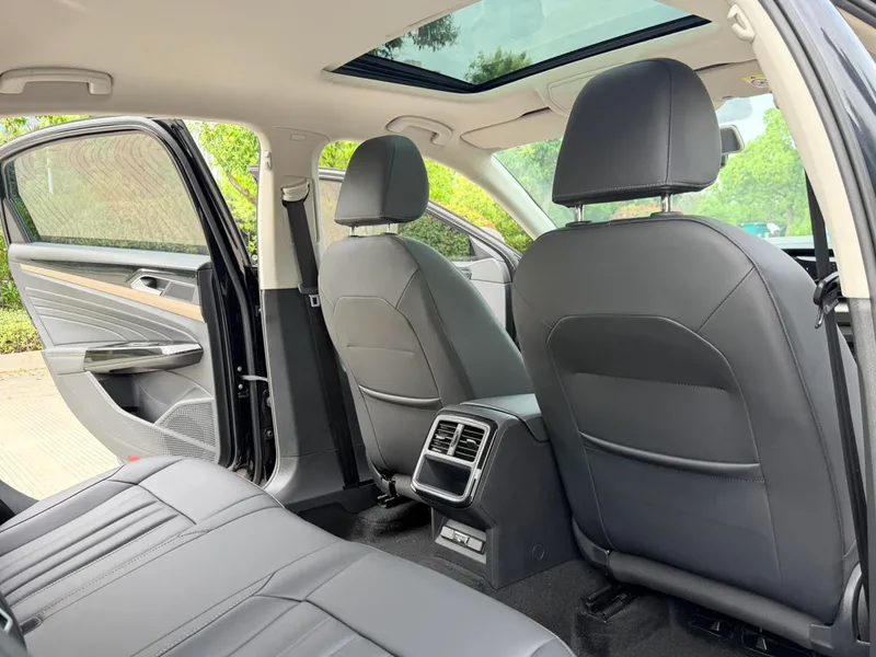 Volkswagen Passat 2019 280TSI Édition commerciale État VI intérieur photo 11 Volkswagen Passat 2019 280TSI Édition commerciale État VI intérieur photo 11