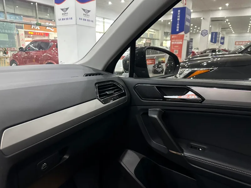 Volkswagen Tiguan L 2018 Restyling 330TSI Automatic Two-Drive Ultimate exterior photo 7 Volkswagen Tiguan L 2018 Restyling 330TSI Automatic Two-Drive Ultimate exterior photo 7