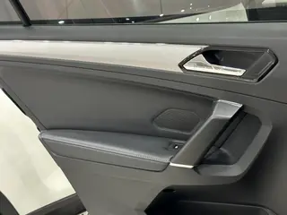 Volkswagen Tiguan L 2018 Restyling 330TSI Automatic Two-Drive Ultimate interior photo 14 Volkswagen Tiguan L 2018 Restyling 330TSI Automatic Two-Drive Ultimate interior photo 14
