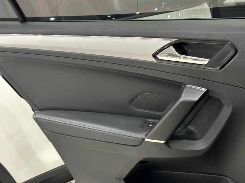 Volkswagen Tiguan L 2018 Restyling 330TSI Automatic Two-Drive Ultimate interior photo 14 Volkswagen Tiguan L 2018 Restyling 330TSI Automatic Two-Drive Ultimate interior photo 14