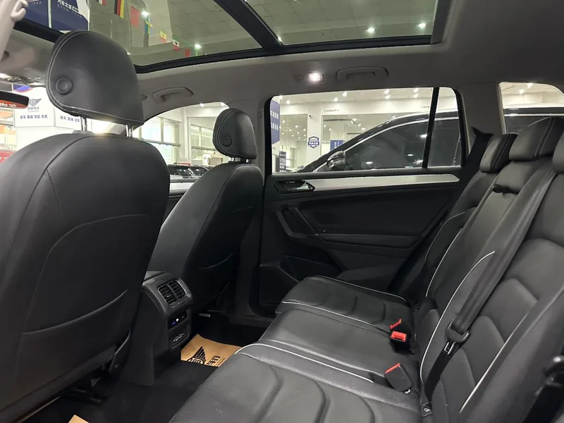 Volkswagen Tiguan L 2018 Restyling 330TSI Automatic Two-Drive Ultimate interior photo 18 Volkswagen Tiguan L 2018 Restyling 330TSI Automatic Two-Drive Ultimate interior photo 18