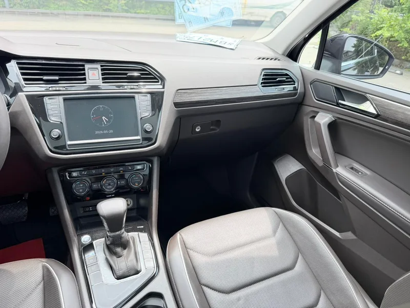 Volkswagen Tiguan L 2017 330TSI Automatic Two-Drive Ultimate interior photo 12 Volkswagen Tiguan L 2017 330TSI Automatic Two-Drive Ultimate interior photo 12