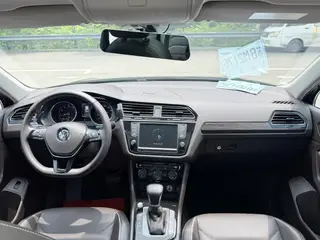Volkswagen Tiguan L 2017 330TSI Automatic Two-Drive Ultimate interior photo 15 Volkswagen Tiguan L 2017 330TSI Automatic Two-Drive Ultimate interior photo 15