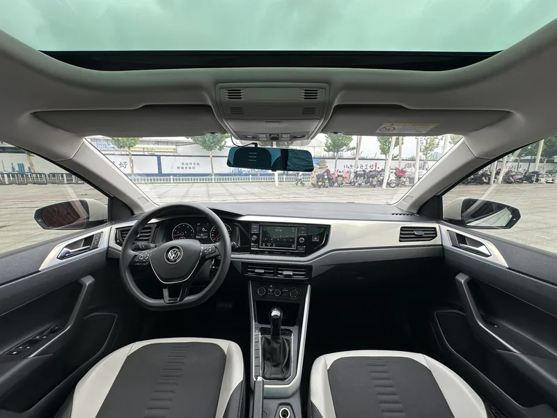 Volkswagen Polo 2019 Plus 1.5L Version technologique colorée automatique intérieur photo 12 Volkswagen Polo 2019 Plus 1.5L Version technologique colorée automatique intérieur photo 12