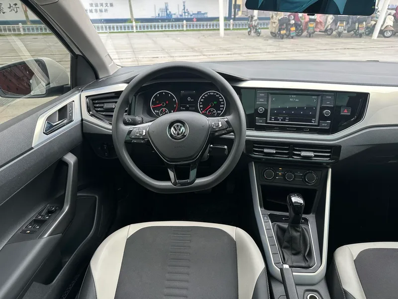 Volkswagen Polo 2019 Plus 1.5L Version technologique colorée automatique intérieur photo 17 Volkswagen Polo 2019 Plus 1.5L Version technologique colorée automatique intérieur photo 17