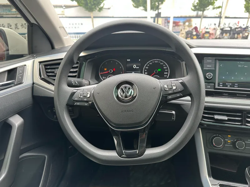 Volkswagen Polo 2019 Plus 1.5L Version technologique colorée automatique intérieur photo 19 Volkswagen Polo 2019 Plus 1.5L Version technologique colorée automatique intérieur photo 19