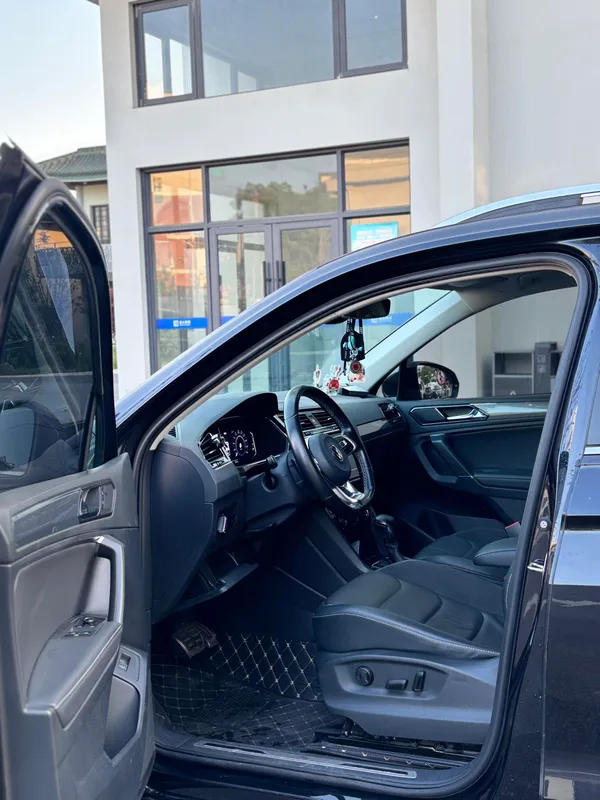 Volkswagen Tiguan L 2020 330TSI Automatic two-wheel drive R-Line Flagship Edition China V exterior photo 4 Volkswagen Tiguan L 2020 330TSI Automatic two-wheel drive R-Line Flagship Edition China V exterior photo 4