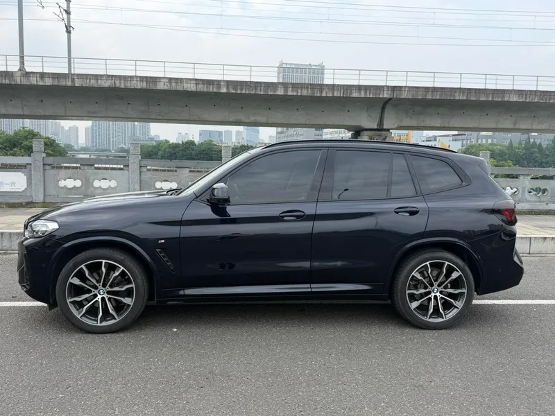 BMW X3 2023 xDrive30i Лидирующий M Ночной костюм экстерьер фото 3