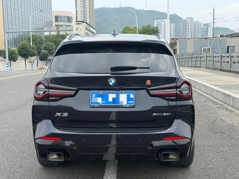 BMW X3 2023 xDrive30i Лидирующий M Ночной костюм интерьер фото 9