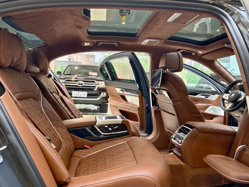 BMW 7 Series 2022 740Li xDrive Type administratif M Ensemble de sport extérieur photo 10 BMW 7 Series 2022 740Li xDrive Type administratif M Ensemble de sport extérieur photo 10