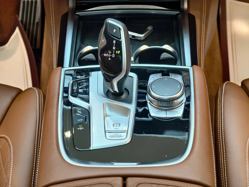 BMW 7 Series 2022 740Li xDrive Type administratif M Ensemble de sport intérieur photo 19 BMW 7 Series 2022 740Li xDrive Type administratif M Ensemble de sport intérieur photo 19