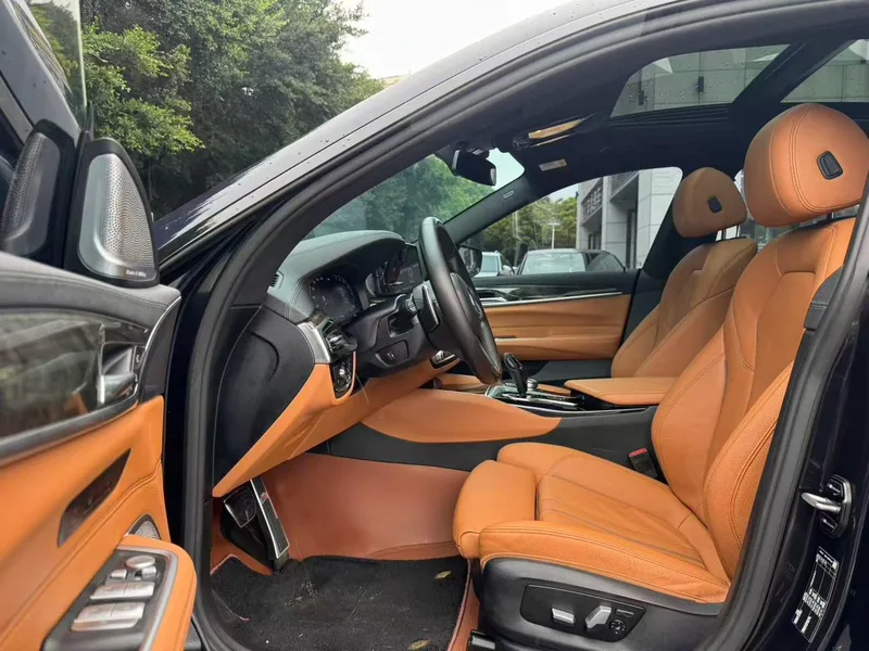 BMW 6 Series GT 2022 630i M Спортивный костюм интерьер фото 6