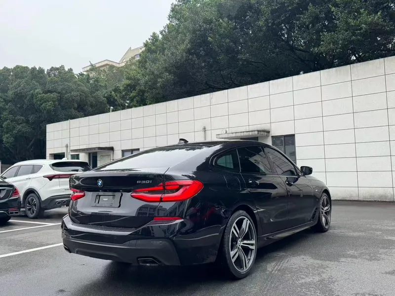 BMW 6 Series GT 2022 630i M Спортивный костюм интерьер фото 8