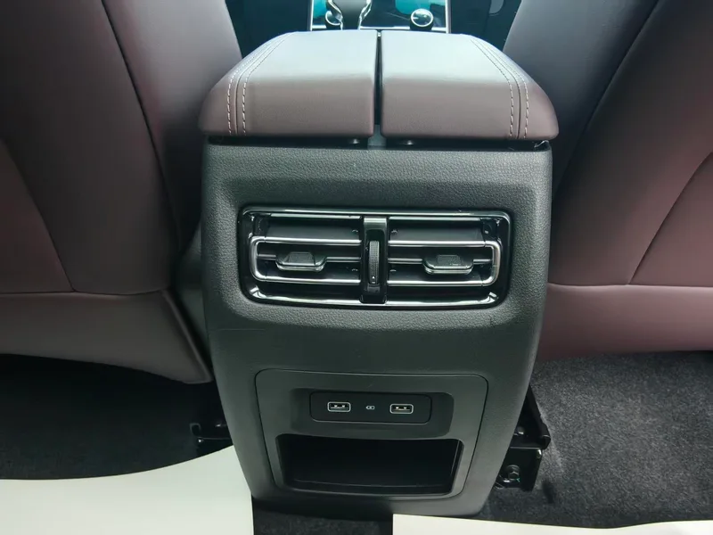 Jetour X90 PLUS 2025 1.6TD DCT Elite Edition interior photo 19 Jetour X90 PLUS 2025 1.6TD DCT Elite Edition interior photo 19