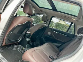 BMW X1 2022 sDrive25Li Leading Type interior photo 9