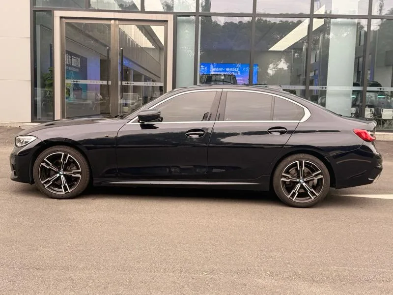 BMW 3 Series 2022 325i M Sports suit interior photo 11 BMW 3 Series 2022 325i M Sports suit interior photo 11