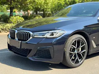 BMW 5 Series 2023 530Li Tipo de lujo M Conjunto deportivo interior foto 12 BMW 5 Series 2023 530Li Tipo de lujo M Conjunto deportivo interior foto 12