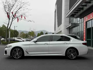 BMW 5 Series 2022 Модификация 530Li Лидирующий M Спортивный костюм экстерьер фото 3