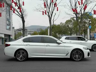 BMW 5 Series 2022 Модификация 530Li Лидирующий M Спортивный костюм экстерьер фото 6