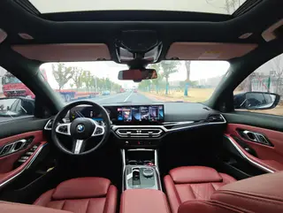 BMW 3 Series 2023 325Li M Traje nocturno deportivo Yao interior foto 14 BMW 3 Series 2023 325Li M Traje nocturno deportivo Yao interior foto 14