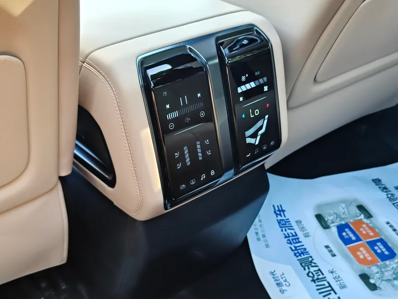 Fangchengbao Leopard 8 2025 Edición insignia de Zhiyong 7 Asiento interior foto 12 Fangchengbao Leopard 8 2025 Edición insignia de Zhiyong 7 Asiento interior foto 12