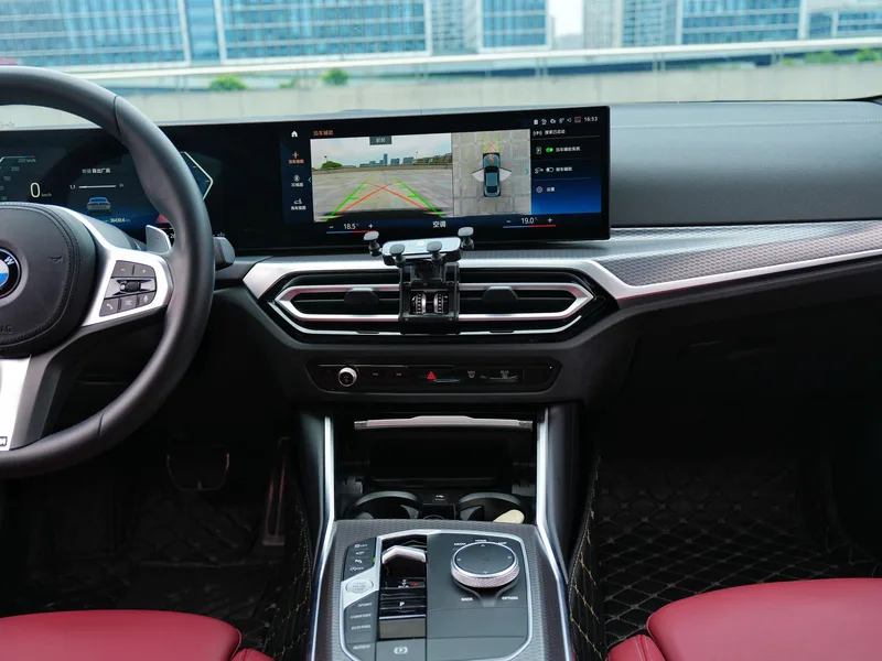 BMW 4 Series 2023 425i M Sports suit interior photo 12 BMW 4 Series 2023 425i M Sports suit interior photo 12