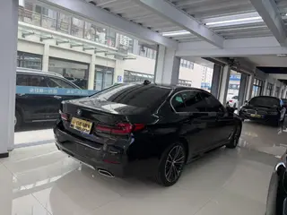 BMW 5 Series 2022 530Li Líder M Conjunto deportivo exterior foto 3 BMW 5 Series 2022 530Li Líder M Conjunto deportivo exterior foto 3