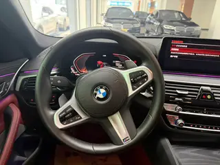 BMW 5 Series 2022 530Li Líder M Conjunto deportivo exterior foto 6 BMW 5 Series 2022 530Li Líder M Conjunto deportivo exterior foto 6