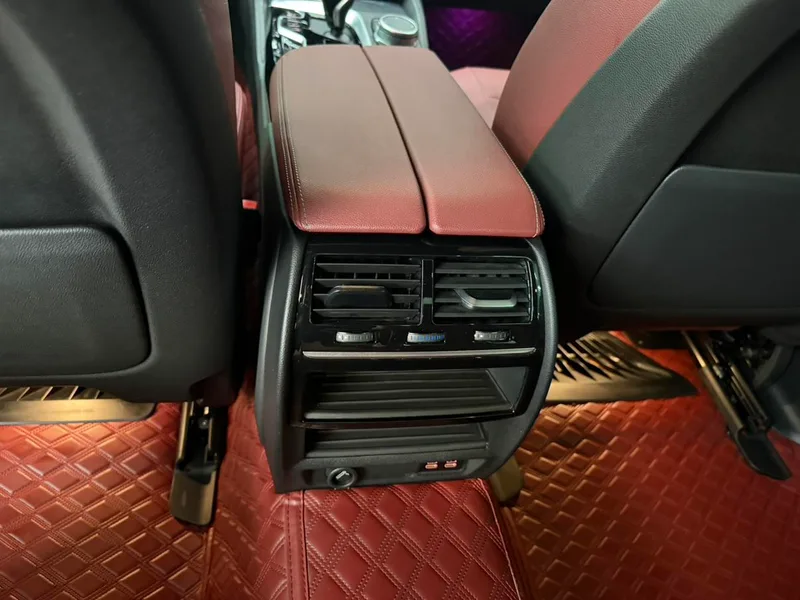 BMW 5 Series 2022 530Li Líder M Conjunto deportivo interior foto 12 BMW 5 Series 2022 530Li Líder M Conjunto deportivo interior foto 12