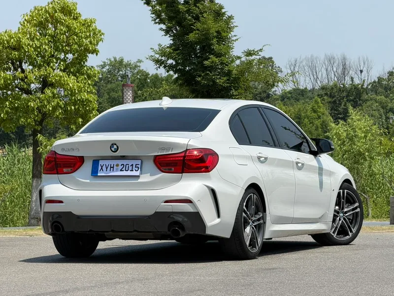 BMW 1 Series 2021 125i M Спортивные ночные издания интерьер фото 14 BMW 1 Series 2021 125i M Спортивные ночные издания интерьер фото 14