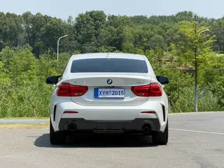 BMW 1 Series 2021 125i M Спортивные ночные издания интерьер фото 15 BMW 1 Series 2021 125i M Спортивные ночные издания интерьер фото 15