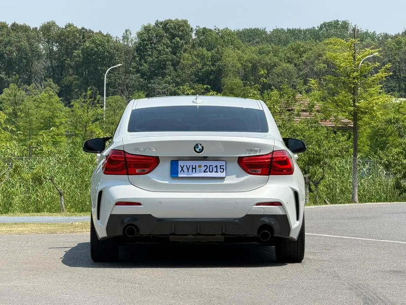 BMW 1 Series 2021 125i M Спортивные ночные издания интерьер фото 15 BMW 1 Series 2021 125i M Спортивные ночные издания интерьер фото 15